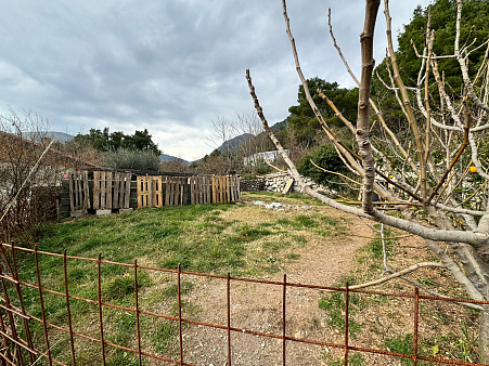 Grundstück von 389 m2 in einem der Bezirke Budva - Maine